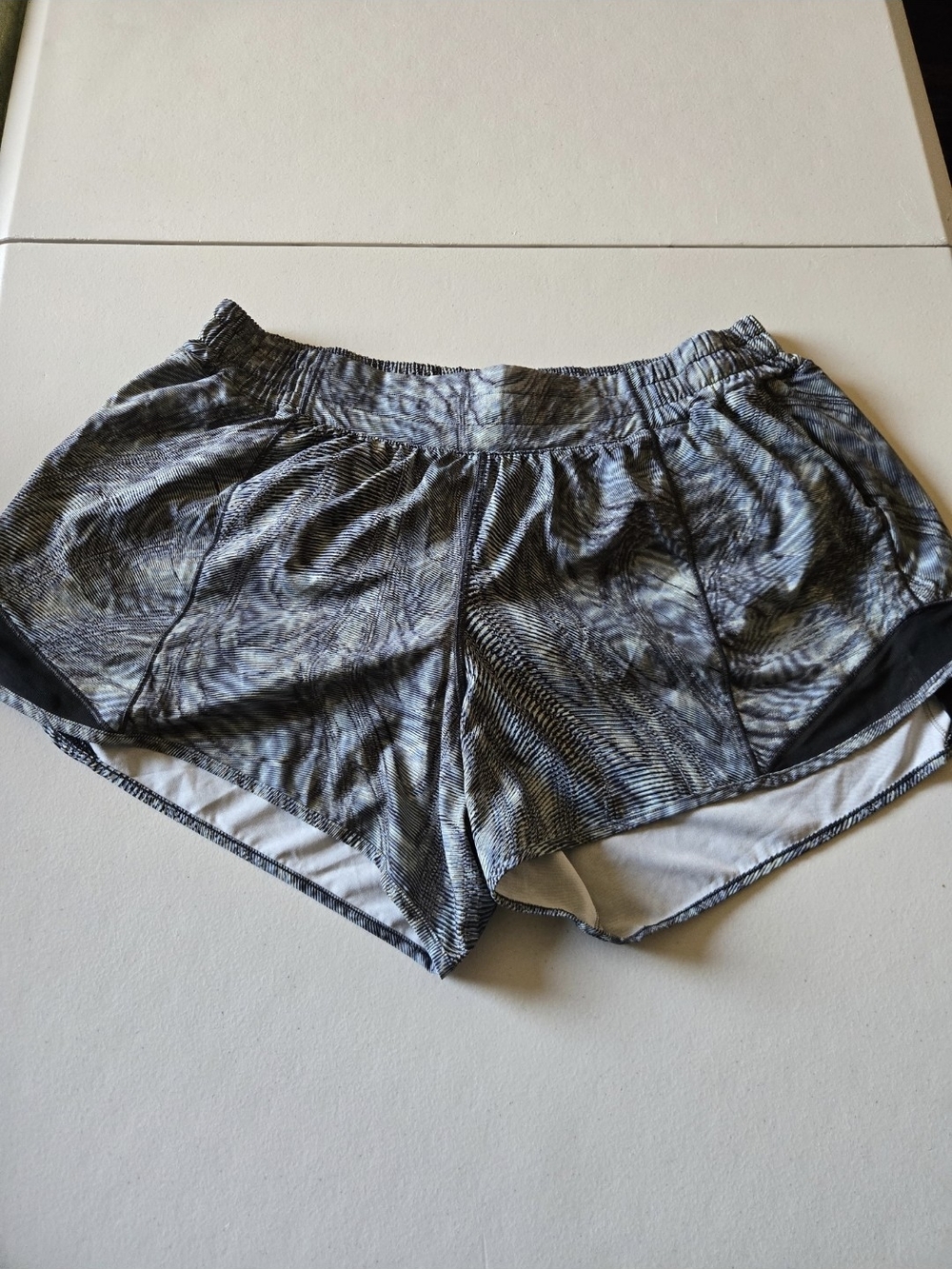 Lululemon Hotty Hot Low Rise Lined Short Size 14
